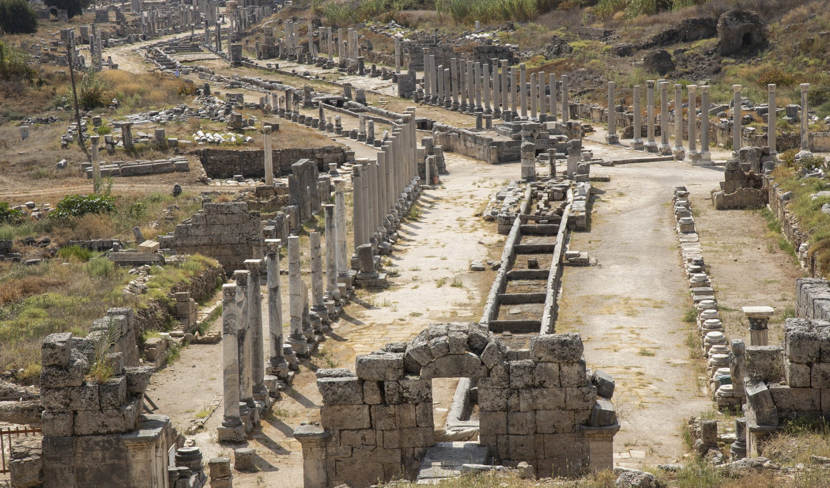 columns-5621335_1920