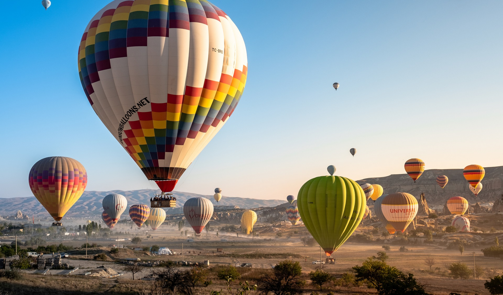 hot-air-balloons-4561267_1920