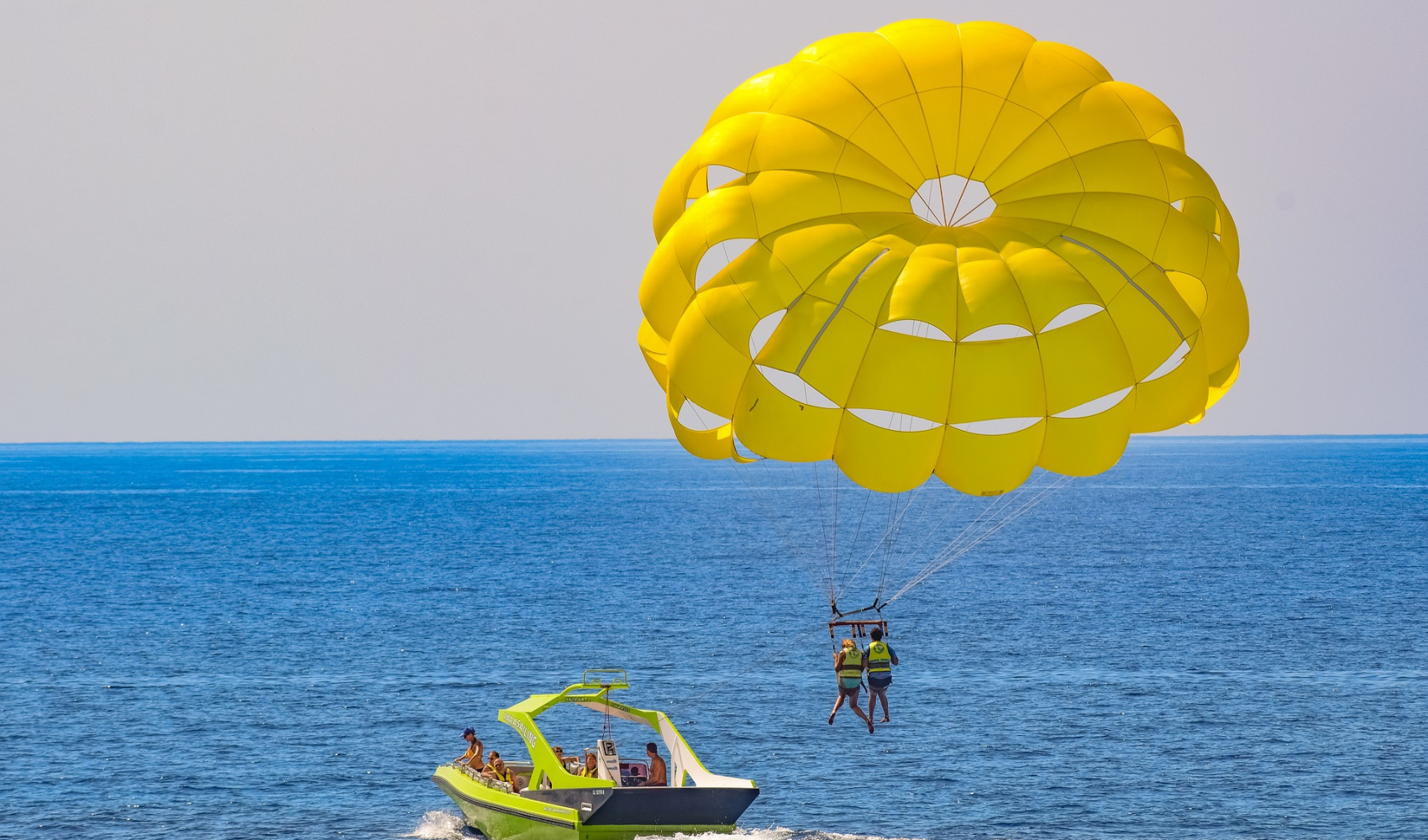 parachute-g7347f39c3_1920