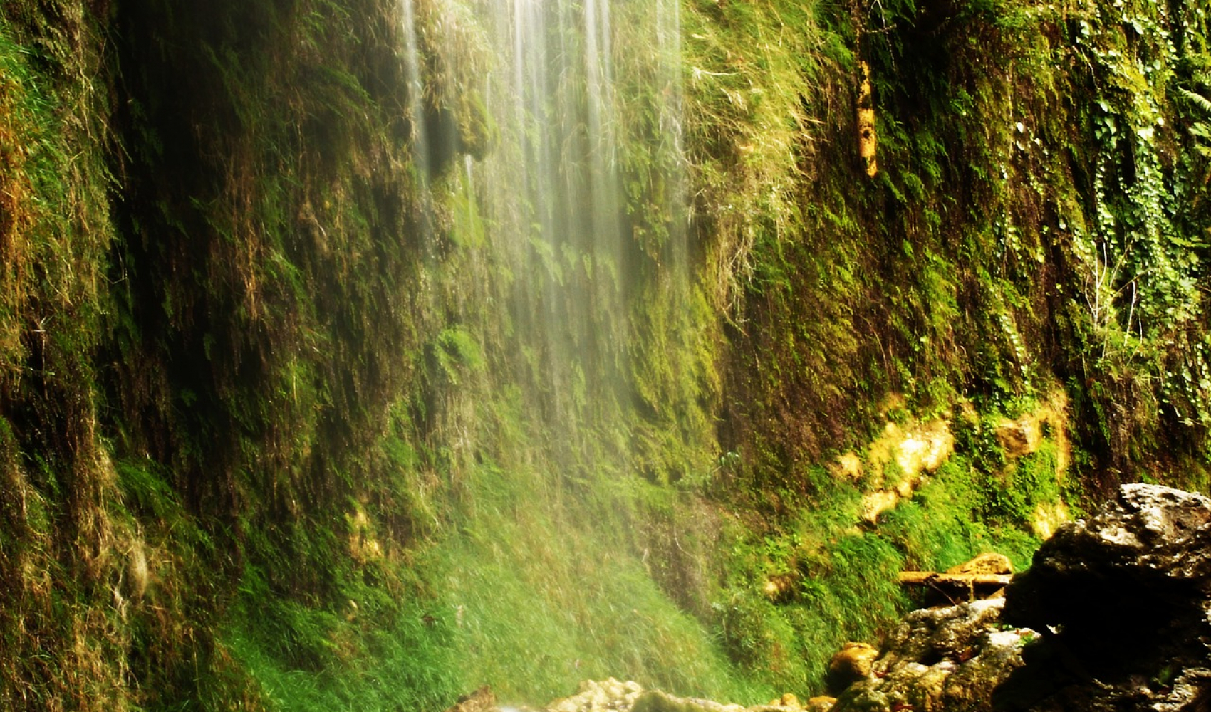 waterfall-2333346_1920